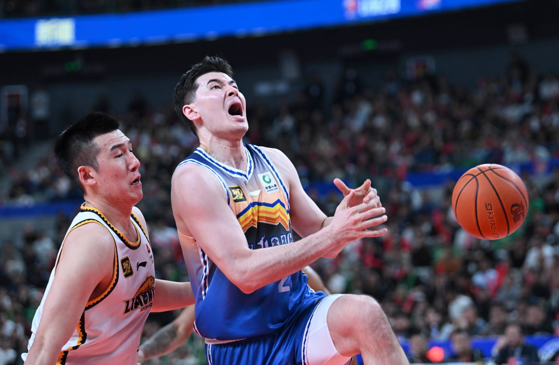 米兰官方网站 -cba总决赛第三场后辽宁球员与四川球迷