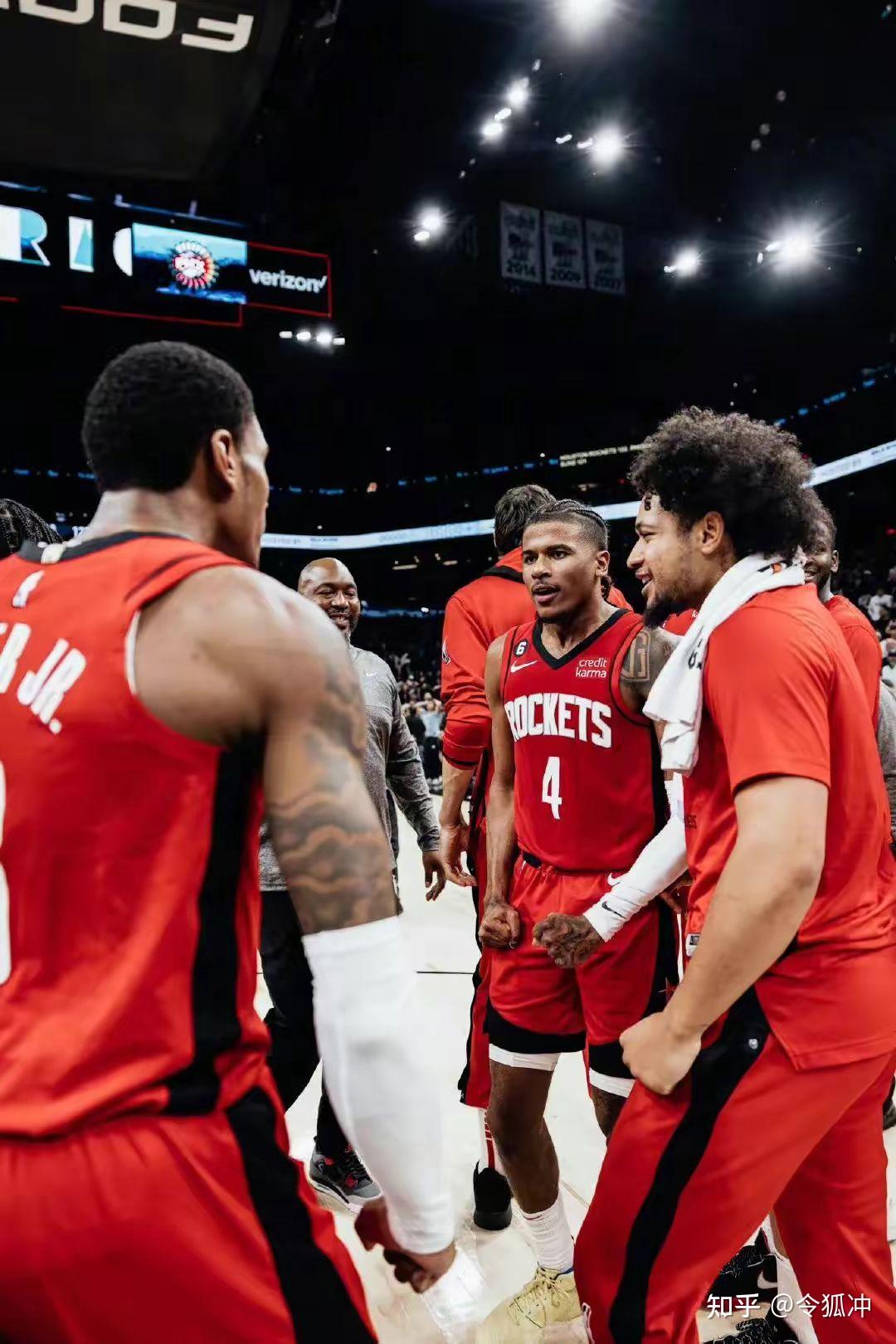 亚冠赛程吃紧，斯图加特今夜手感冰凉，气氛紧张，轮换策略成焦点 